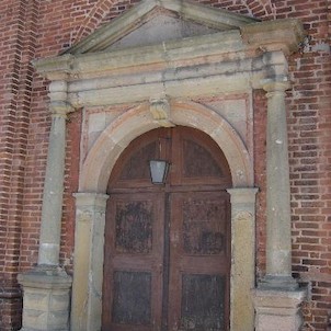 Vchod do kostela