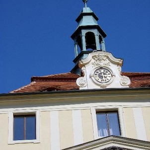 Zámek Mirošov - střecha, pohled na výzdobu střechy zámku