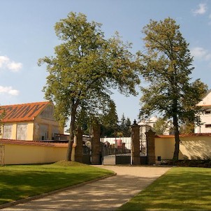 Zámek Mirošov 4, pohled od zámku k bráně (směr sever)
