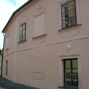 Ze severozápadu, Ve sklepech a přízemí domu se dochovaly původní, snad renesanční valené klenby s lunetami v archaických místnostech s nízkými stropy.