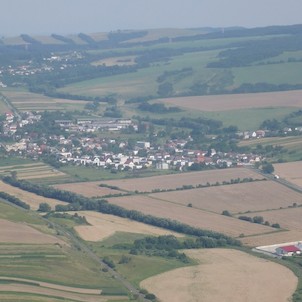 pohľad na obec Lada z Kapušianskeho hradu