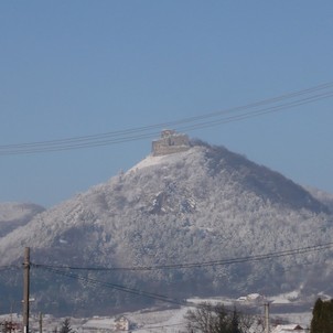 pohľad z Lady na zasnežený Kapušiansky hrad