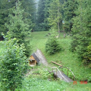 Hájnik-studnička s prístreškom