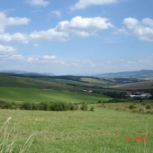 Šarišské medzihorie-v pozadí Stráže,vľavo Čergov