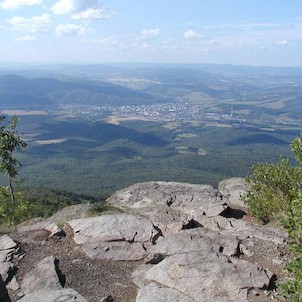 Sninský kameň, Pohľad zo západného vrcholu Sninského kameňa na sever - mesto Snina a na horizonte Laborecká vrchovina