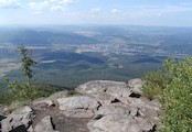 Sninský kameň, Pohľad zo západného vrcholu Sninského kameňa na sever - mesto Snina a na horizonte Laborecká vrchovina
