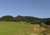 Vysoké Skalky 1050 mnm, Pohľad na skalný vrchol zo sedla 730 mnm na ceste Kamienka - Straňany. Vľavo Kyčera (954 mnm), vpravo sedlo na hranici Poľsko-Slovensko, kde končí zelená značka