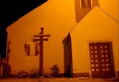 Kříž u kostela