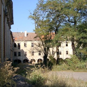 Nádvoří zámku, Areál buštěhradského zámku byl odedávna určující architektonickou i mocenskou dominantou Buštěhradu. Jedná se o dosti rozsáhlý barokní zámek (výstavba započala v letech 1699 - 1700), upravovaný v baroku a klasicismu, s nepříliš významnými s