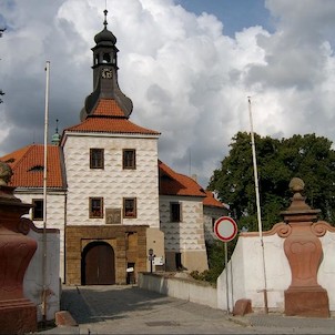 Brána, brána do zámku