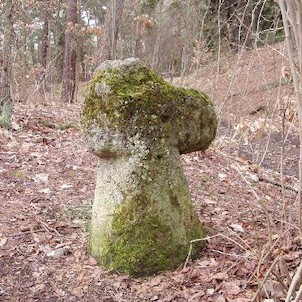 Kamenna bába, Smírčí kříž v sedle u propadliny