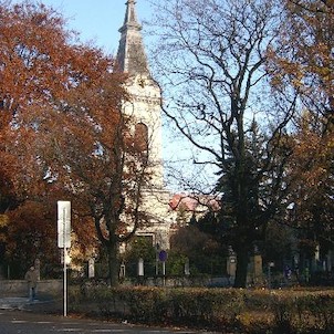Evangelický kostel, Po toleračním patentu r.1781 až do roku 1868 přibývalo v Nymburce evangelíků. Pro obyvatelstvo bylo stále méně pohodlné navštěvovat kostely v okolí, a tak roku 1868 byly v Nymburce poprvé konány obřady v nožířské dílně Matěje Kubíčka (