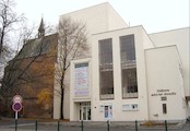 Kaple a divadlo, ke kapli přiléhá Hálkovo divadlo