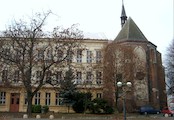 Kaple a budova školy, Dvoukřídlá budova školy byla vystavěna v místech bývalého dominikánského kláštera. Východní křídlo (obrácené k mostu), postavené roku 1882, bylo kdysi chlapeckou školou. Jižní křídlo (obrácené k Labi) bylo postaveno o devět let pozdě