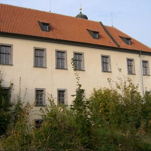 Dvoupatrová stavba zámku