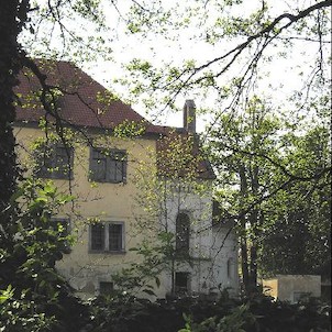 Dolní Břežany, zámek a kaple sv. Máří Magdalény