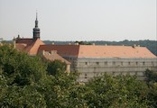 Dominanta obce, Nad obcí Tuchoměřice dominuje silueta kláštera sv. Víta