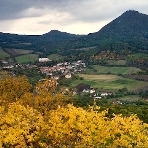 Milešov a Milešovka, pohled z Ostrého