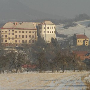 zámek Milešov, od silnice na Kostomlaty