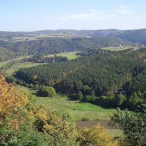 Pohled z Brdatky nad Křivoklátem na meandr Berounk