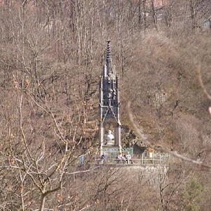 na hradě