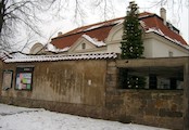 Ze severu, Barokní stavba dnešního Muzea T.G.M. má mansardovou střechu je na severu ohrazena zdí s brankou pro pěší. Roku 1933 byla provedena adaptace budovy a zřízeno muzeum.