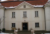 Muzeum T.G.M., V místě mezi presbytářem kostela a Pražskou bránou, v kde původně stávala stará rakovnická fara, si roku 1781 vybudovali cisterciáčtí mniši palác, který měl sloužit k odpočinku při cestách do Prahy. Roku 1933 byla provedena adaptace budovy