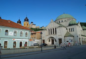 Pohled ze Štúrova náměstí přes synagogu k hradu