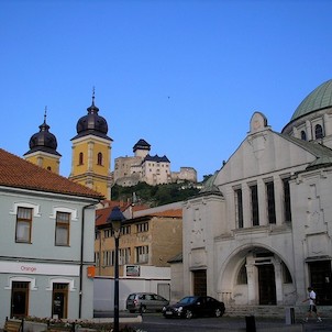 Pohled od synagogy k hradu