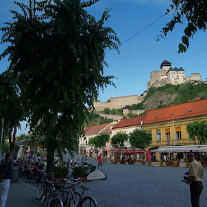 Mierové námestie s hradem v pozadí