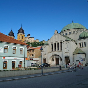 Pohled ze Štúrova náměstí přes synagogu k hradu