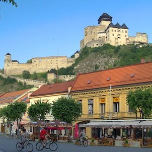 Mierové námestie s hradem