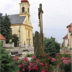 Dolná Krupá - námestie s farským kostolom Sv. Ondr