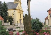 Dolná Krupá - námestie s farským kostolom Sv. Ondr