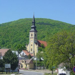 pohľad na kostol z hlavnej cesty