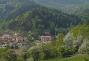 Perštejn, vrch se zříceninou nad obcí Perštejn