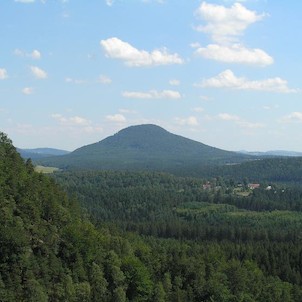 Růžovský vrch, Růžovský vrch s Meznou při pohledu z Gabrieliny stezky