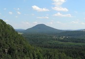 Růžovský vrch, Růžovský vrch s Meznou při pohledu z Gabrieliny stezky