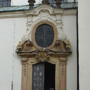 Doksany, portál chrámu
