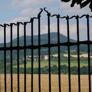 Sedlo, Ze zámeckého parku v Ploskovicích