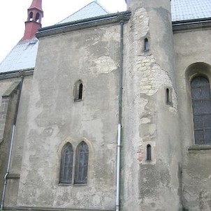 Detail schodišťové věže na severní straně kostela
