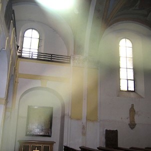 Průnik světla do kostela