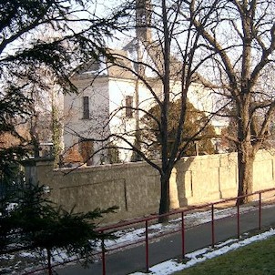 barokni kostel Čtrnácti svatých pomocníků, Hřbitovní barokni kostel Čtrnácti svatých pomocníků pochází z let 1714 až 1718.