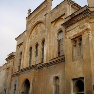 Židovská synagoga, Jednou z významných památek města je i židovská synagoga v Dlouhé ulici. Židovská obec v Žatci byla založena v r. 1864. Nárůst Židů ve městě je zaznamenán již po roce 1851, kdy se město stává postupně střediskem oblasti západního Krušno