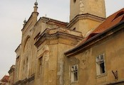 Čelní pohled, Židovská synagoga byla postavena stavitelem Johanem Staňkem v letech 1871-1873 v byzantinizujícím slohu se dvěma věžemi, které dnes dokreslují charakteristické východní panorama města.