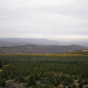 Panoramatický výhled na západ, Mostecké Krušnohoří-na horizontu postupně zleva Černý vrch, Loučná, Vlčí hora, Stropník a Špičák, vlevo nad planinou Jeřabina a za ní Mračný vrch, v popředí Čihadlo a Albrechtické údolí, za ním dále hřbet nad Mariánským údol