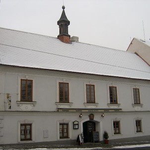 Restaurace v Radničním sklípku, Restaurace Radniční Sklípek nabízí v příjemném prostředí historického domu hotová i minutková jídla a točené pivo Staropramen.