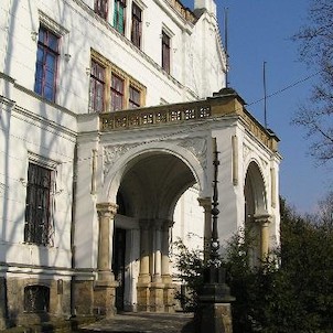 Trmice, vchod do zámku