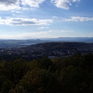 z rozhledny, Ústí nad Labem a Chabařovické jezero, na obzoru vlevo Bořeň a Zlatník, uprostřed Doubravka a vpravo Krušné hory přes Střížovický vrch