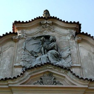 Štít rokokového křídla opatství kláštera, detail